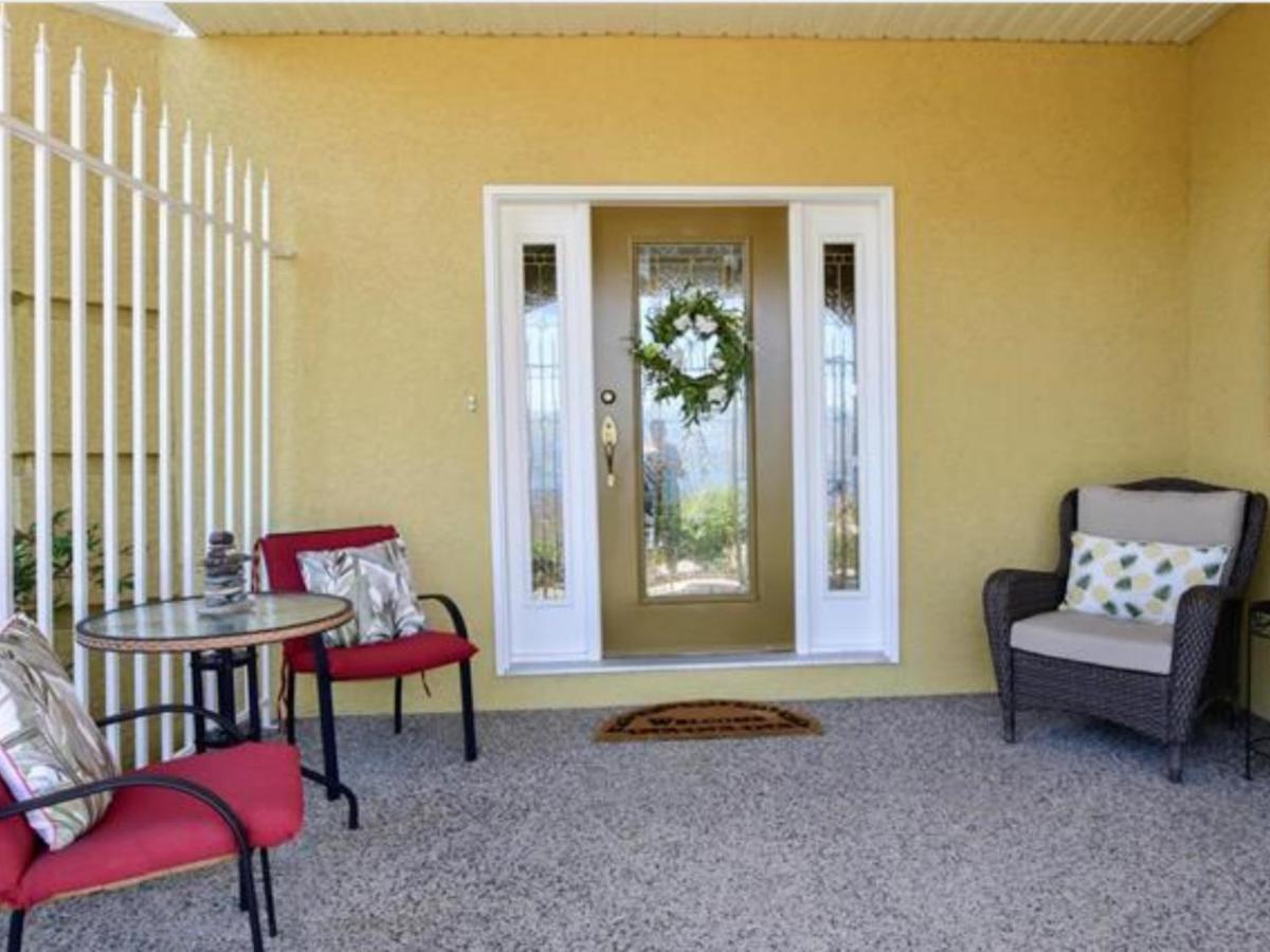 Lake View Yellow House By Winary Resort West Kelowna Eksteriør billede